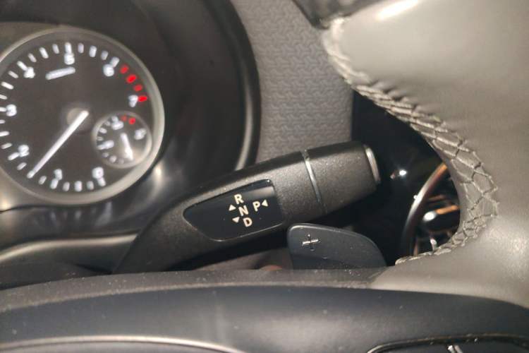 Used Mercedes-Benz Vito 2023 2.0T Elite Version 7 Seats Gear Lever