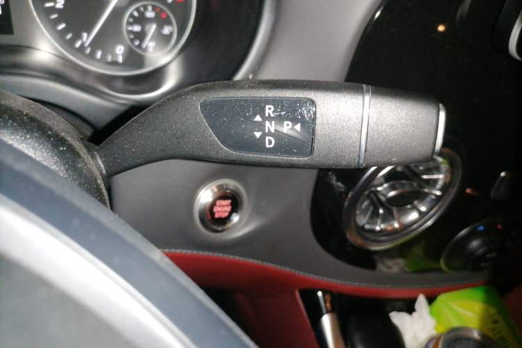 Used Mercedes-Benz Vito 2023 2.0T Elite Version 7 Seats Gear Lever