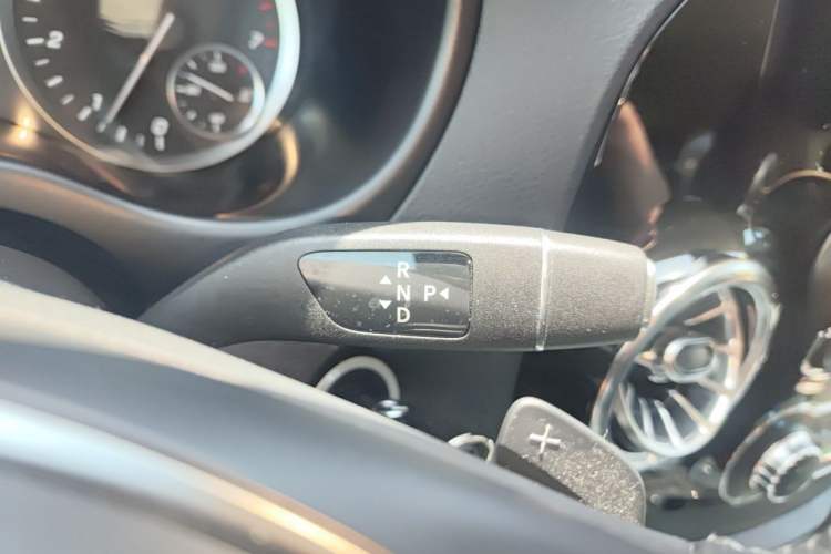 Used Mercedes-Benz Vito 2023 2.0T Business Version 7 Seats Gear Lever