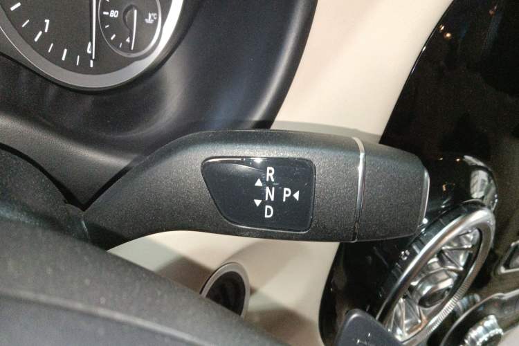 Used Mercedes-Benz Vito 2023 2.0T Business Version 7 Seats Gear Lever