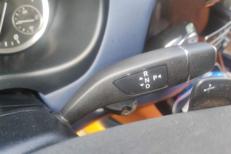 Used Mercedes-Benz Vito 2023 2.0T Elite Version 7 Seats Gear Lever