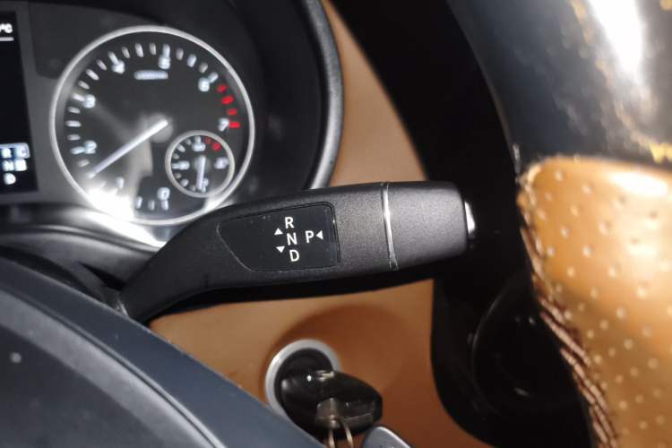 Used Mercedes-Benz Vito 2023 2.0T Elite Version 7 Seats Gear Lever