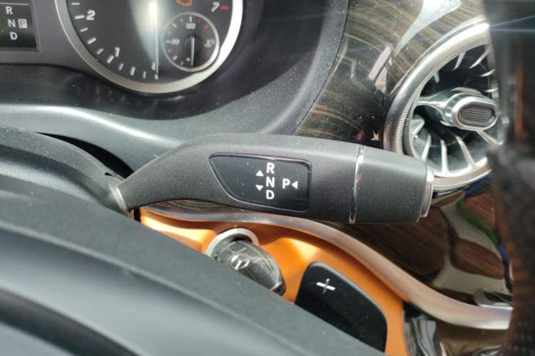 Used Mercedes-Benz Vito 2023 2.0T Business Version 7 Seats Gear Lever