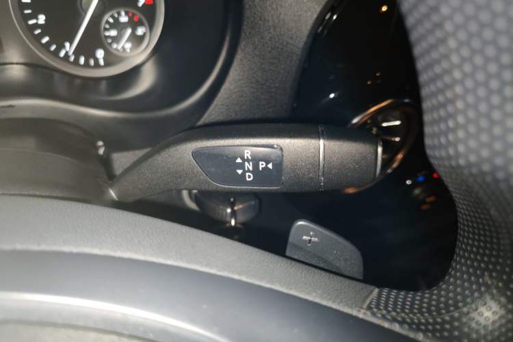 Used Mercedes-Benz Vito 2023 2.0T Elite Version 7 Seats Gear Lever