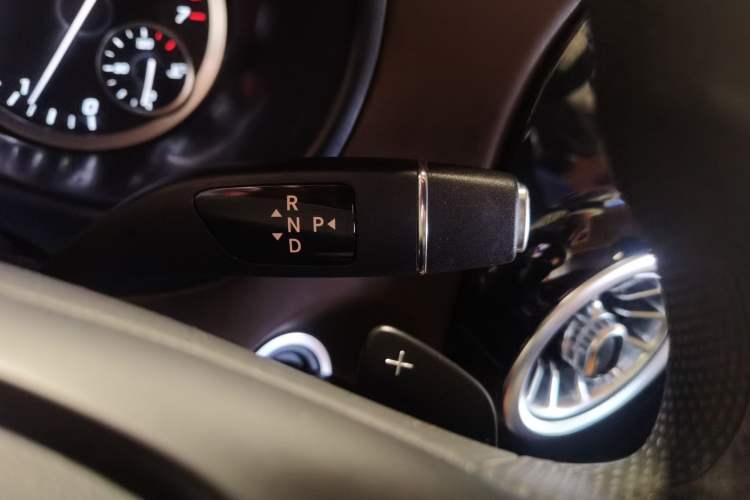 Used Mercedes-Benz Vito 2023 2.0T Elite Version 7 Seats Gear Lever