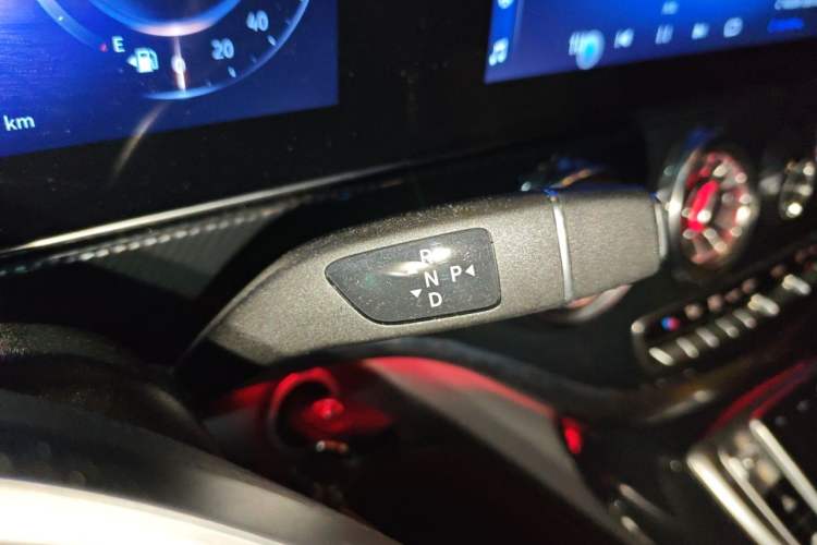 Used Mercedes-Benz Vito 2023 2.0T Elite Version 7 Seats Gear Lever