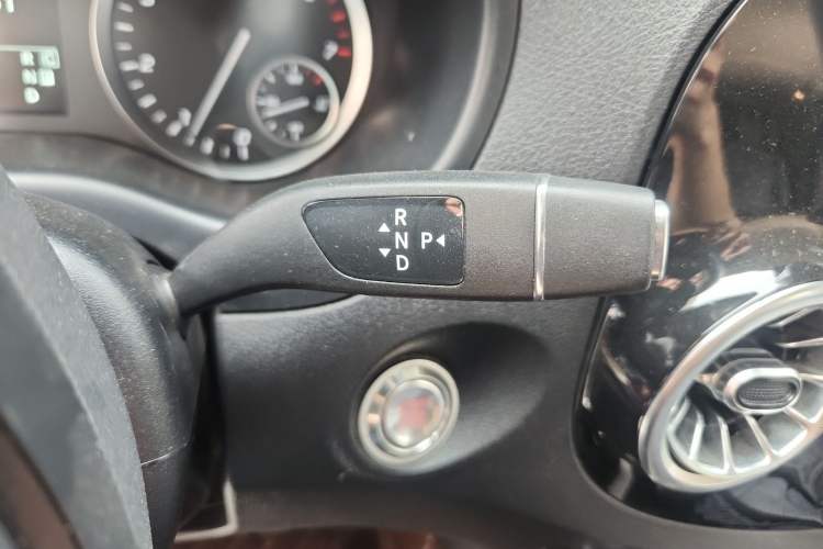 Used Mercedes-Benz Vito 2023 2.0T Elite Version 7 Seats Gear Lever