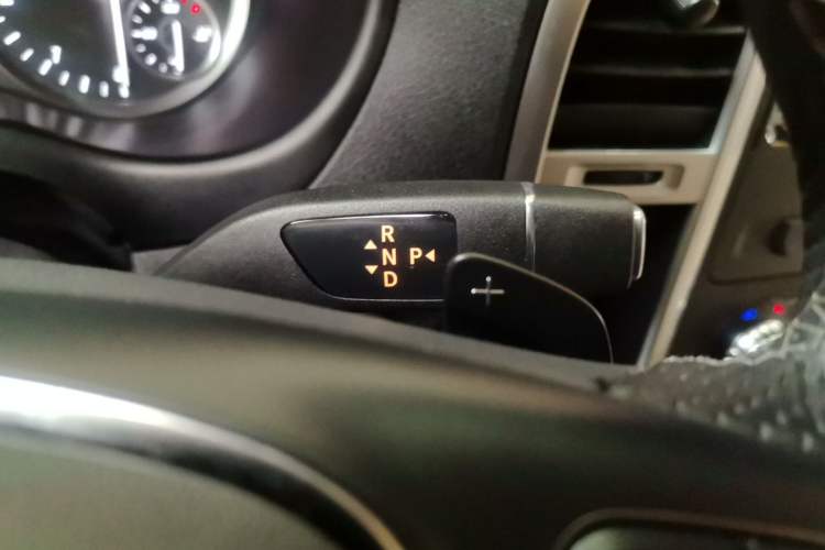 Used Mercedes-Benz Vito 2023 2.0T Business Version 7 Seats Gear Lever