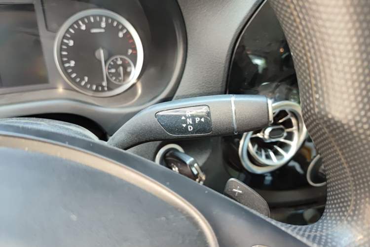 Used Mercedes-Benz Vito 2023 2.0T Elite Version 7 Seats Gear Lever