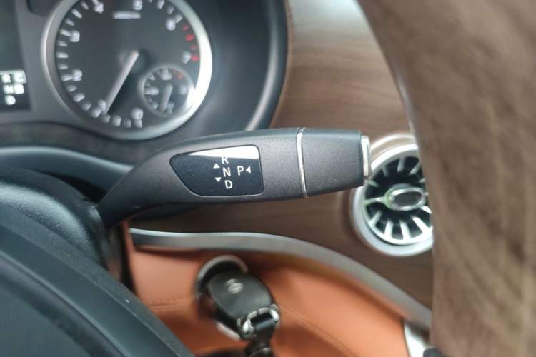 Used Mercedes-Benz Vito 2023 2.0T Elite Version 7 Seats Gear Lever