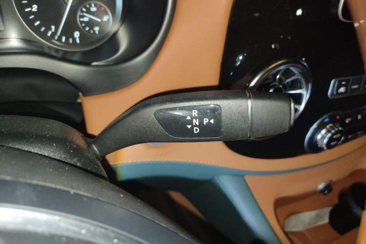 Used Mercedes-Benz Vito 2023 2.0T Business Version 7 Seats Gear Lever