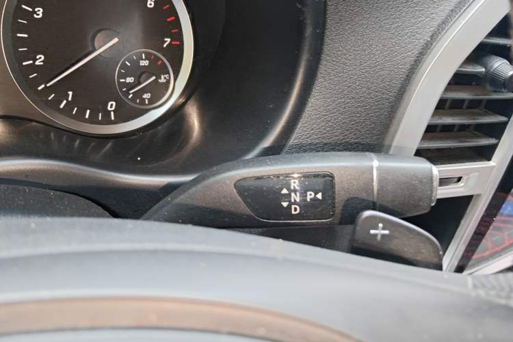 Used Mercedes-Benz Vito 2023 2.0T Elite Version 7 Seats Gear Lever