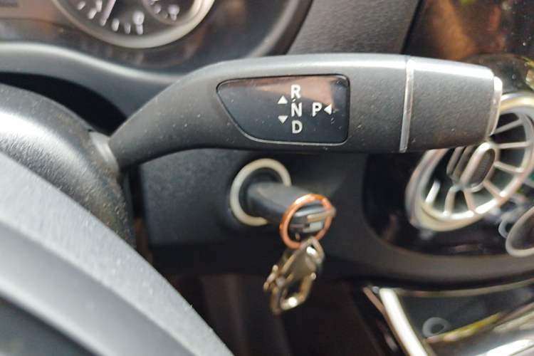Used Mercedes-Benz Vito 2023 2.0T Elite Version 7 Seats Gear Lever
