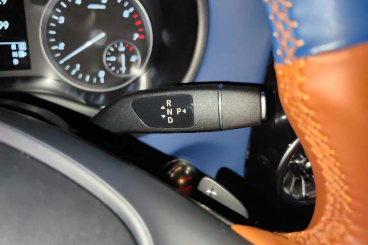Used Mercedes-Benz Vito 2023 2.0T Elite Version 7 Seats Gear Lever