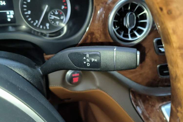 Used Mercedes-Benz Vito 2023 2.0T Elite Version 7 Seats Gear Lever