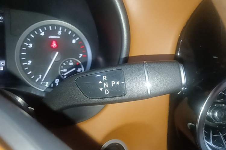 Used Mercedes-Benz Vito 2023 2.0T Elite Version 7 Seats Gear Lever