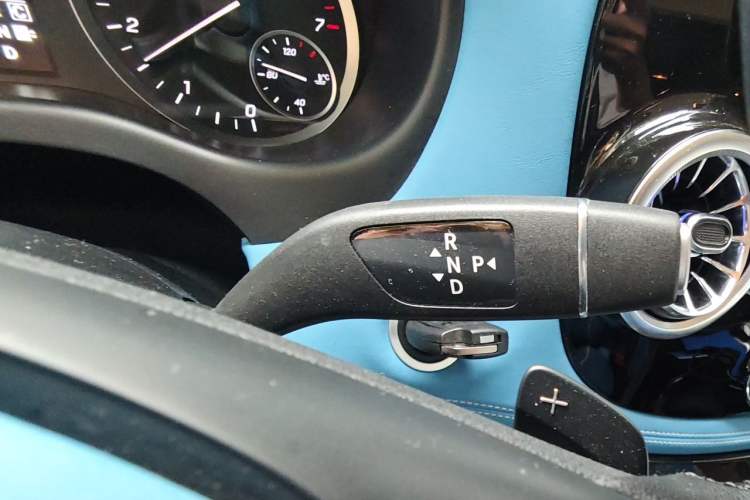 Used Mercedes-Benz Vito 2023 2.0T Elite Version 7 Seats Gear Lever