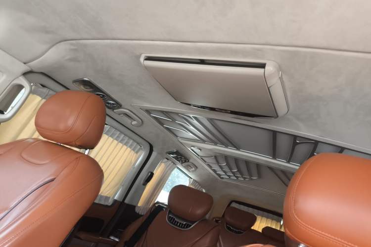Used Mercedes-Benz Vito 2023 2.0T Elite Version 7 Seats Headliner