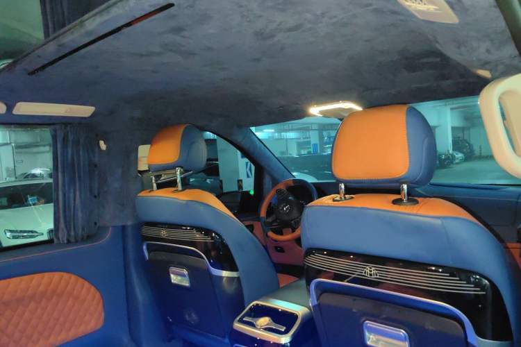 Used Mercedes-Benz Vito 2023 2.0T Elite Version 7 Seats Headliner