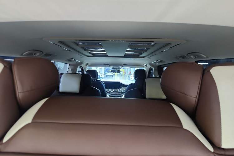 Used Mercedes-Benz Vito 2023 2.0T Elite Version 7 Seats Headliner