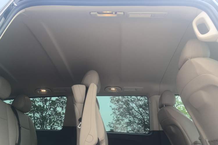 Used Mercedes-Benz Vito 2023 2.0T Elite Version 9 Seats Headliner