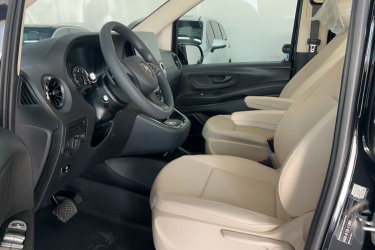 Used Mercedes-Benz Vito 2023 2.0T Elite Version 7 Seats Interior 2