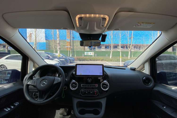 Used Mercedes-Benz Vito 2023 2.0T Elite Version 7 Seats Interior 3