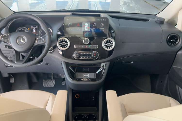 Used Mercedes-Benz Vito 2023 2.0T Elite Version 7 Seats Interior 3