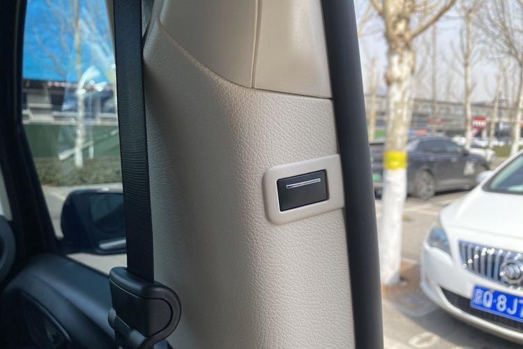 Used Mercedes-Benz Vito 2023 2.0T Elite Version 7 Seats Interior 5