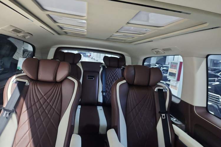 Used Mercedes-Benz Vito 2023 2.0T Elite Version 7 Seats Interior 8