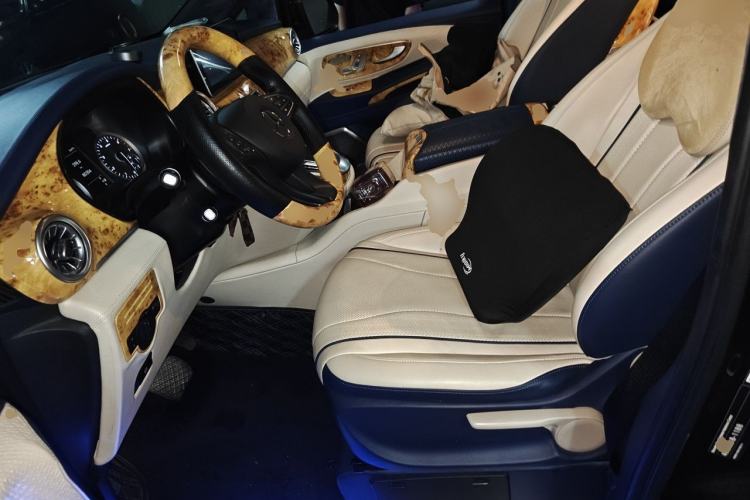 Used Mercedes-Benz Vito 2023 2.0T Elite Version 7 Seats Left Front Seat