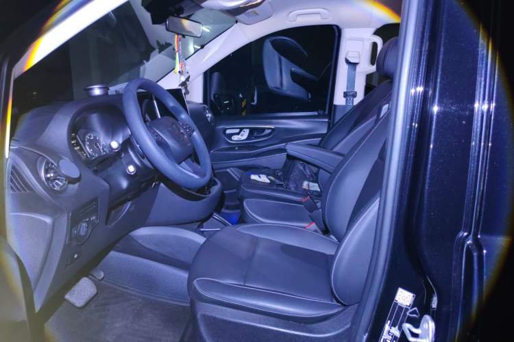 Used Mercedes-Benz Vito 2023 2.0T Elite Version 7 Seats Left Front Seat