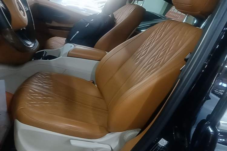 Used Mercedes-Benz Vito 2023 2.0T Elite Version 7 Seats Left Front Seat