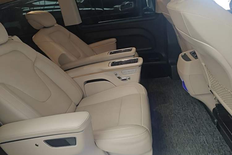 Used Mercedes-Benz Vito 2023 2.0T Elite Version 7 Seats Left Rear Seat