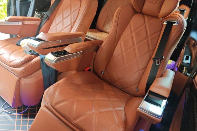 Used Mercedes-Benz Vito 2023 2.0T Elite Version 7 Seats Left Rear Seat