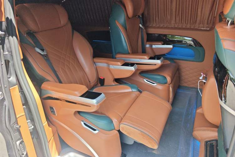 Used Mercedes-Benz Vito 2023 2.0T Elite Version 7 Seats Left Rear Seat