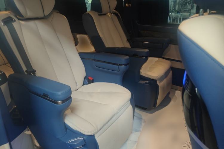 Used Mercedes-Benz Vito 2023 2.0T Elite Version 7 Seats Left Rear Seat
