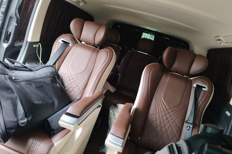 Used Mercedes-Benz Vito 2023 2.0T Elite Version 7 Seats Left Rear Seat