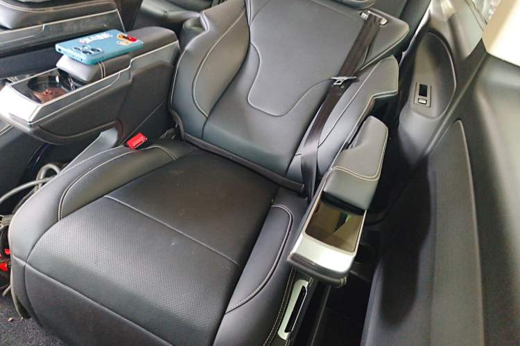 Used Mercedes-Benz Vito 2023 2.0T Elite Version 7 Seats Left Rear Seat