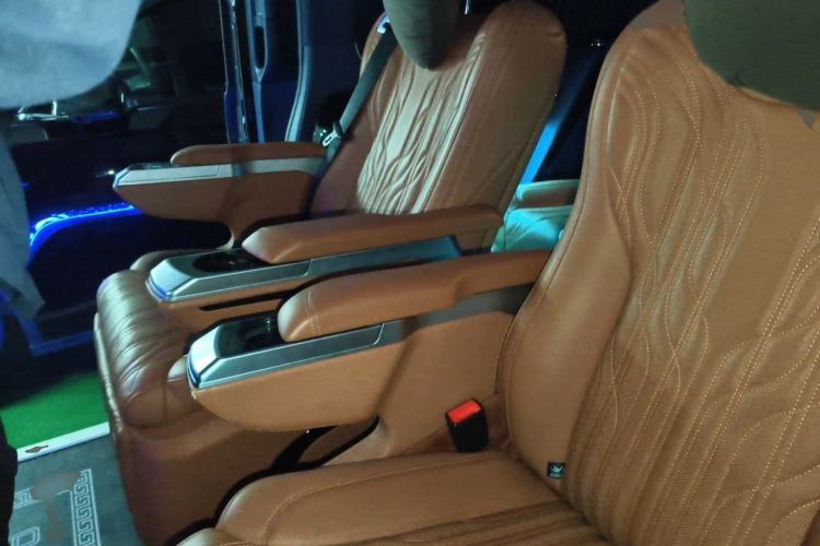 Used Mercedes-Benz Vito 2023 2.0T Elite Version 7 Seats Left Rear Seat