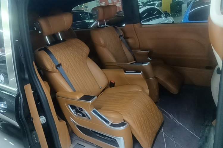 Used Mercedes-Benz Vito 2023 2.0T Elite Version 7 Seats Left Rear Seat