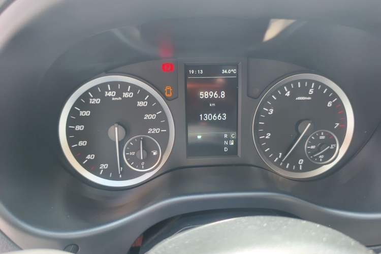 Used Mercedes-Benz Vito 2023 2.0T Elite Version 7 Seats Odometer Close Up