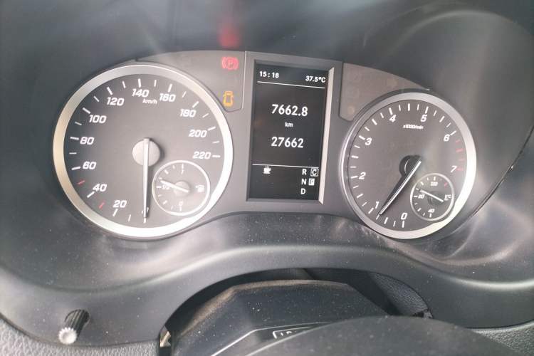 Used Mercedes-Benz Vito 2023 2.0T Elite Version 7 Seats Odometer Close Up