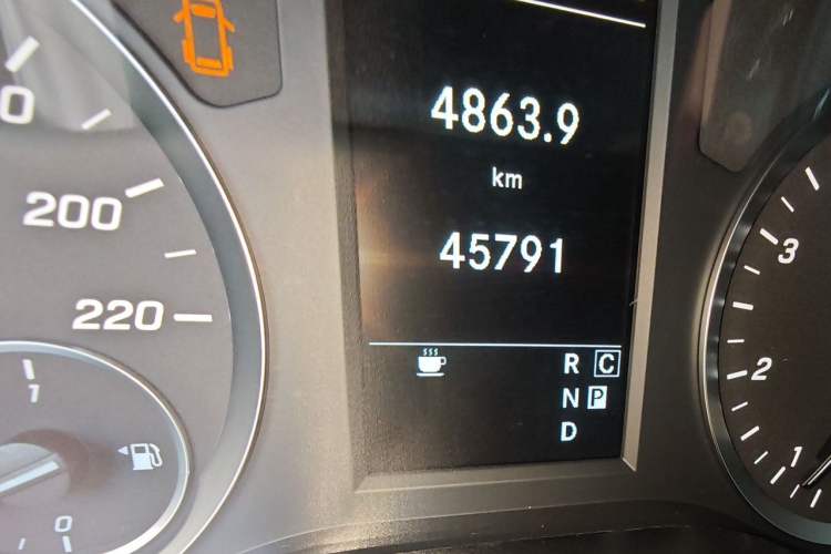 Used Mercedes-Benz Vito 2023 2.0T Elite Version 7 Seats Odometer Close Up