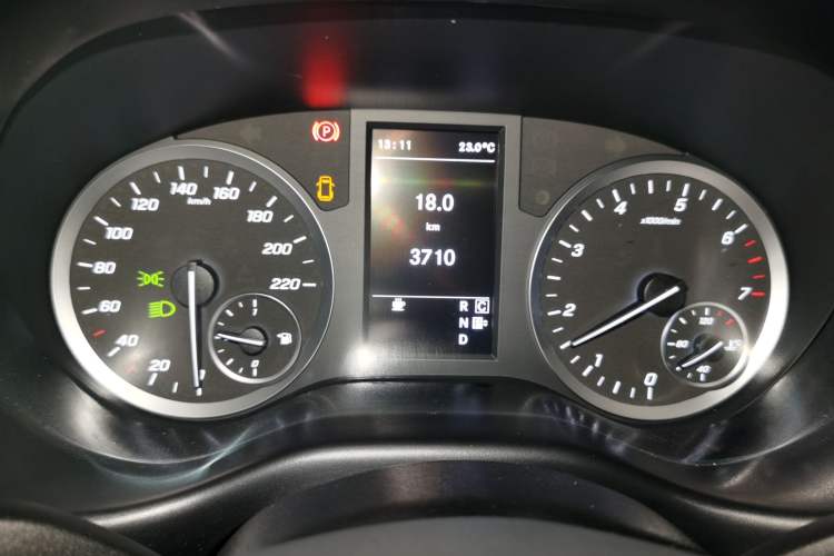 Used Mercedes-Benz Vito 2023 2.0T Business Version 7 Seats Odometer Close Up