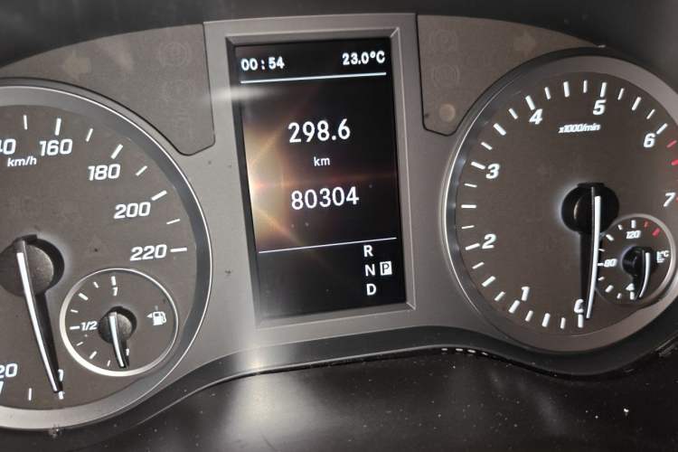 Used Mercedes-Benz Vito 2023 2.0T Elite Version 7 Seats Odometer Close Up