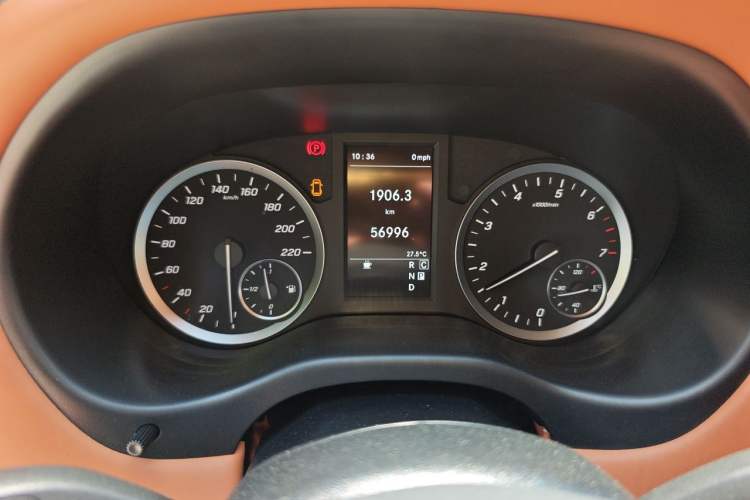 Used Mercedes-Benz Vito 2023 2.0T Elite Version 7 Seats Odometer Close Up