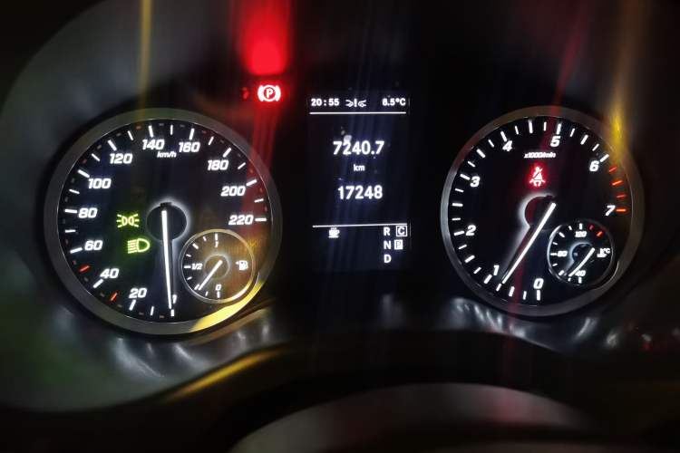 Used Mercedes-Benz Vito 2023 2.0T Business Version 7 Seats Odometer Close Up