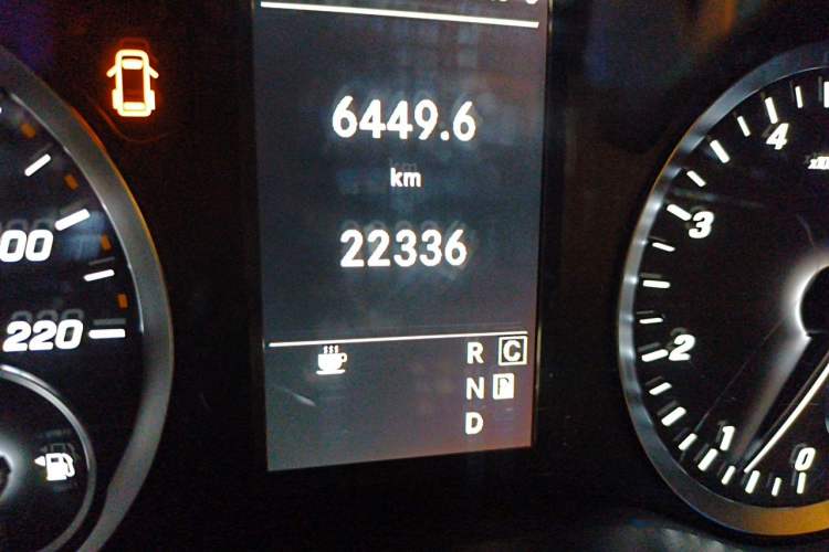 Used Mercedes-Benz Vito 2023 2.0T Business Version 7 Seats Odometer Close Up