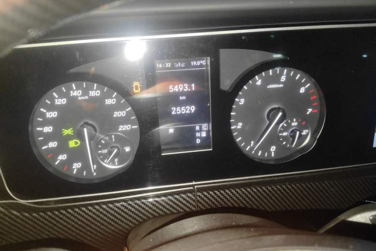 Used Mercedes-Benz Vito 2023 2.0T Business Version 7 Seats Odometer Close Up